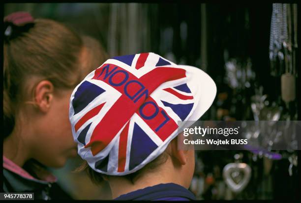 Jeune portant une casquette aux couleurs du drapeau britannique a Oxford Street a Londres, Angleterre Jeune portant une casquette aux couleurs du...
