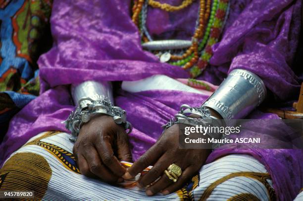 FEMME AVEC BRACELETS, VILLE DE OUIDAH, BENIN.