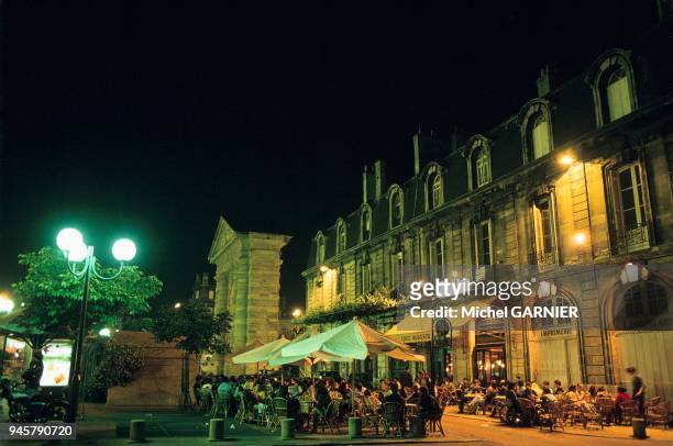 La place de la Victoire, avec ses nombreux bars, est un des hauts-lieux de la vie nocturne bordelaise. C'est aussi le point de d?part de la plus...