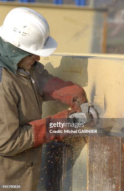 Ouvrier sur le chantier de l'A89,autoroute Bordeaux-Clermont Ferrand du r?seau ASF, en mars 2004.