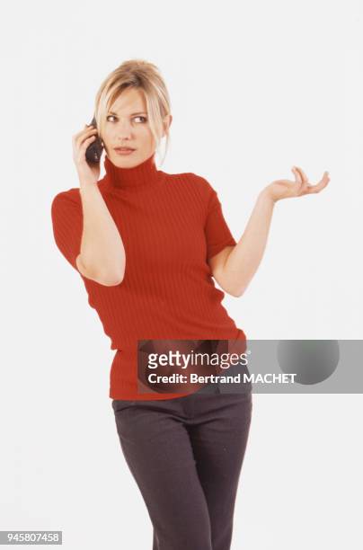 Femme faisant des gestes au t?l?phone.
