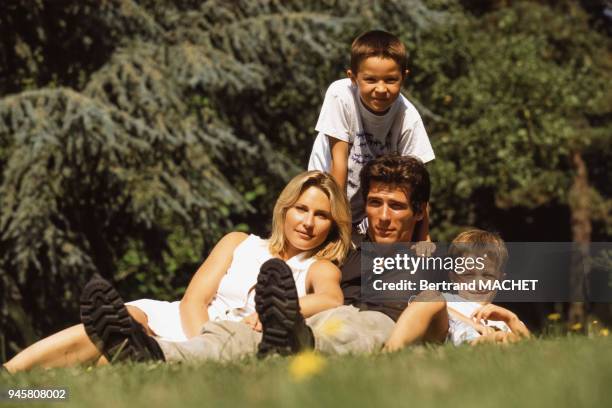 Famille possnt dans un parc.