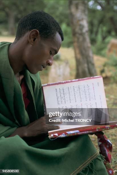 LECTURES SAINTES EN AMHARIQUE, BAHAR DAR, ETHIOPIE.