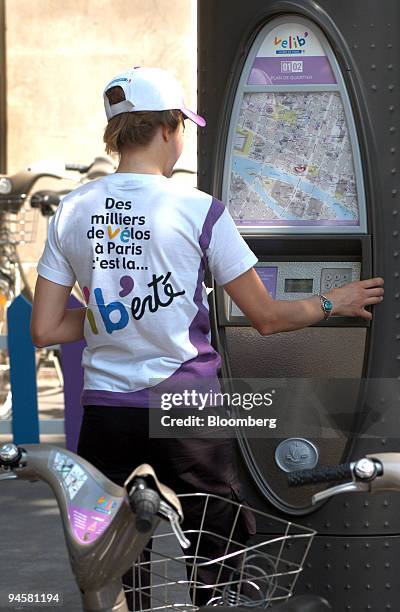 A man enters information into the automated Velib bicycle-sh, Nachrichtenfoto