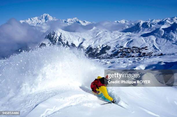 Ski sur le domaine de La Plagne, au fond le Mont Blanc, Savoie.