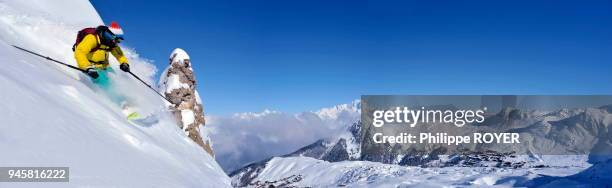 Ski sur le domaine de La Plagne, au fond le Mont Blanc, Savoie, MR.