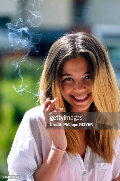 Jeune femme, 18 ans fumant une cigarette, MR.