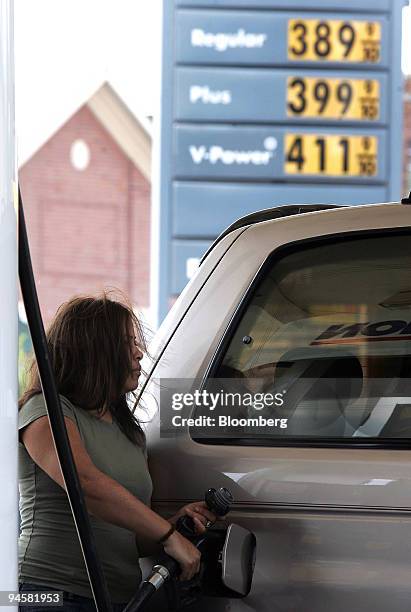 Leticia Cardona pumps gas into her van's tank at a gas station in Chicago, Illinois, Thursday, May 24, 2007. U.S. Gasoline demand peaks during the...