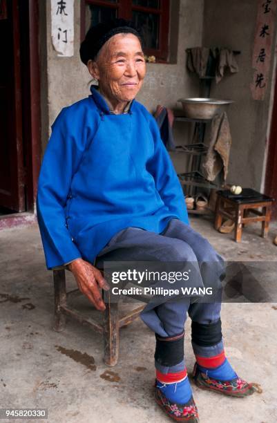 VIEILLE FEMME AUX PIEDS BANDES, DISTRICT DE CHUXIONG, YUNNAN, CHINE.