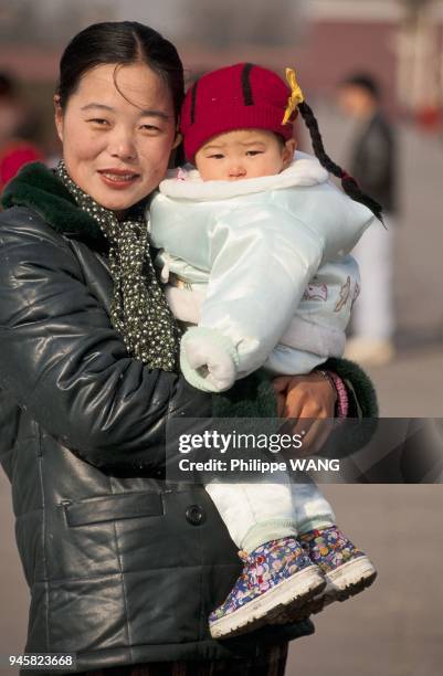 UNE MERE ET SON ENFANT, PEKIN, CHINE.