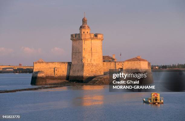 Le Fort Louvois, situ? ? Bourcefranc Le Chapus, est entour? par les eaux ? mar?e haute et reli? ? la terre par une chauss?e submersible de 450...