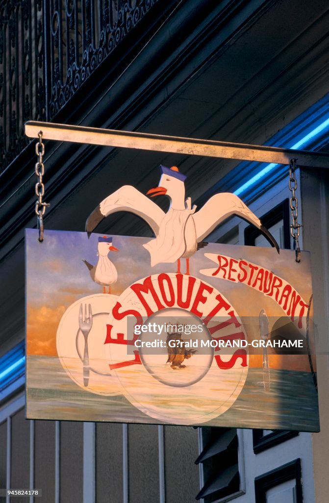 ENSEIGNE DE RESTAURANT A TROUVILLE, NORMANDIE, FRANCE