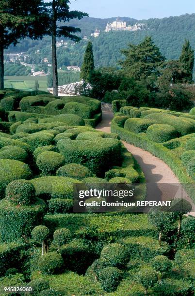 Marqueyssac Castle is located in Vezac. In the backgroud, Castelnaud Castle. Le ch?teau de Marqueyssac est situ? ? V?zac. Au fond, le ch?teau de...