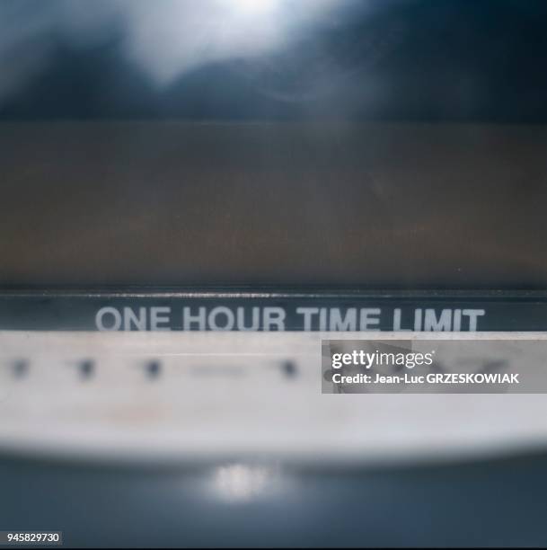 En toute lettre "One hour time limit" en toute lettre "One hour time limit".