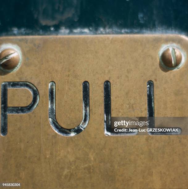 Ecrit en toute lettre : "Pull" Ecrit en toute lettre : "Pull".