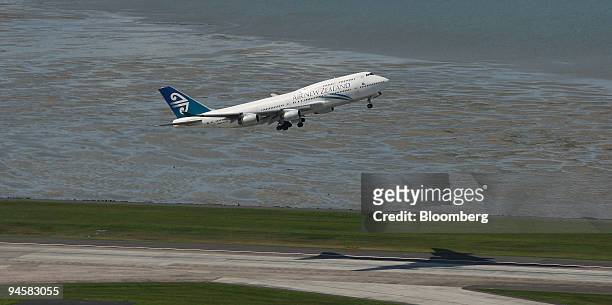 An Air New Zealand airplane takes off from Auckland International Airport in Auckland, New Zealand, on Thursday, Oct. 4, 2007. Air New Zealand Ltd.,...