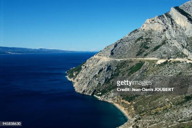 The Adriatic Magistral road links Rijeka to Dubrovnik. Here, south of Split. La route magistrale adriatique relie Rijeka ? Dubrovnik, Ici au sud de...
