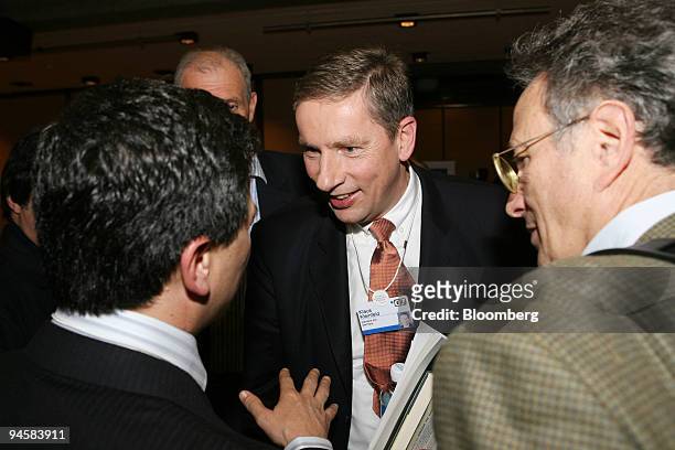 Klaus Kleinfeld, president and chief executive officer of Siemens AG, center, chats with attendees during the World Economic Forum in Davos,...