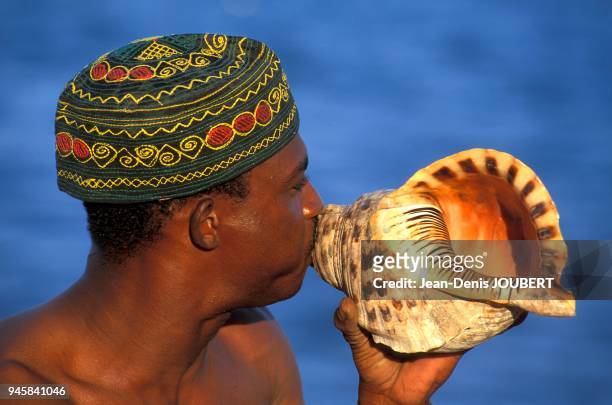 Le coquillage est utilis? comme corne d'appel. Les boutres sont des bateaux qui naviguent dans la mer Rouge, le long de la c?te orientale d'Afrique...
