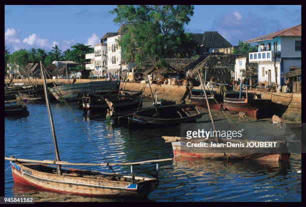 In the archipelago of Lamu, the dhow is used for trades from island to island and for reaching the coasts and for the transportation of people. Dans...