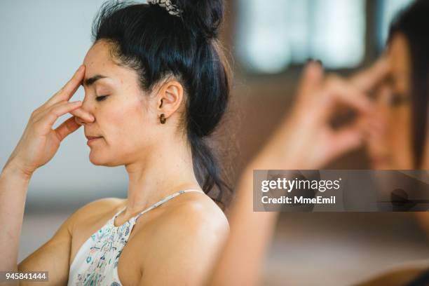 pranayama ademhalingsoefeningen. vrouwen beoefenen van yoga positie - breathing exercise stockfoto's en -beelden