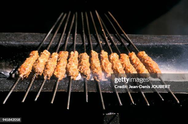 Brochettes sur un feu de charbon de bois servies ensuite avec une salade vari?e.