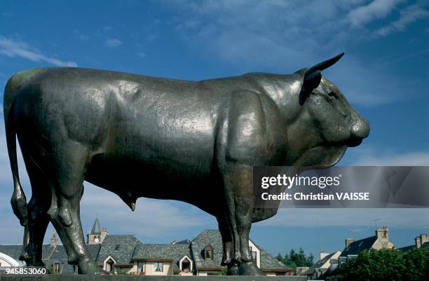 Le village de Laguiole est c?l?bre pour ses couteaux ainsi que pour cette statue de taureau en bronze. Le village de Laguiole est c?l?bre pour ses...