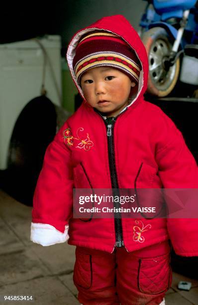 ENFANT A ZHONGDIAN, YUNNAN, CHINE.