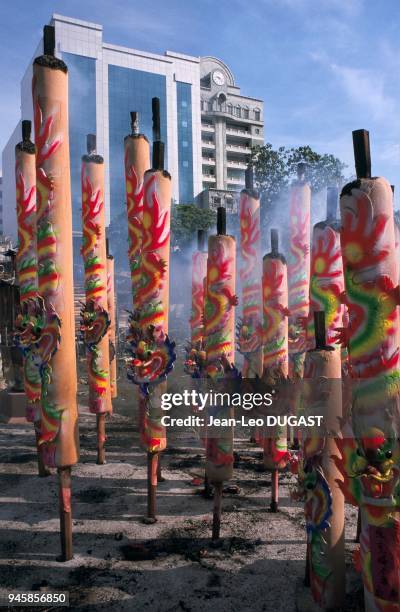 Thick posts of incense for ghosts during the Chinese festival of hungry ghosts. Poteaux d'encens pour les fant?mes pendant le festival chinois des...