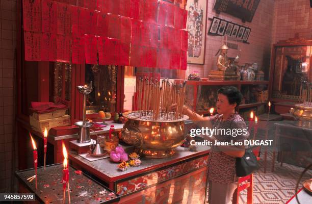 Incense sticks at Kuan-Ti Temple. B?tons d'encens dans le temple Kuan-Ti.