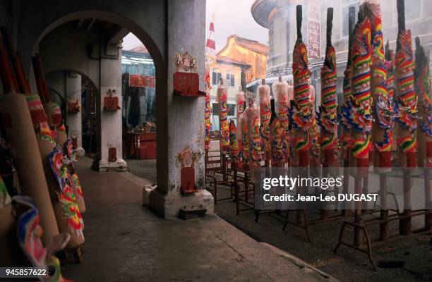 Thick posts of inecnse for ghosts during the Chinese festival of famished ghosts. Poteaux d'encens pour les fant?mes pendant le festival chinois des...