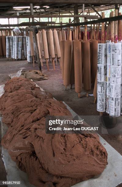 An intense period of production at an incense-making factory for the Chinese festival of hungry ghosts. P?riode intense de production dans une usine...