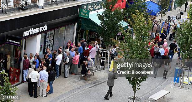 Branch Queue 95 Bank Queue Northern Rock Stock Photos, High-Res Pictures, and Images ...