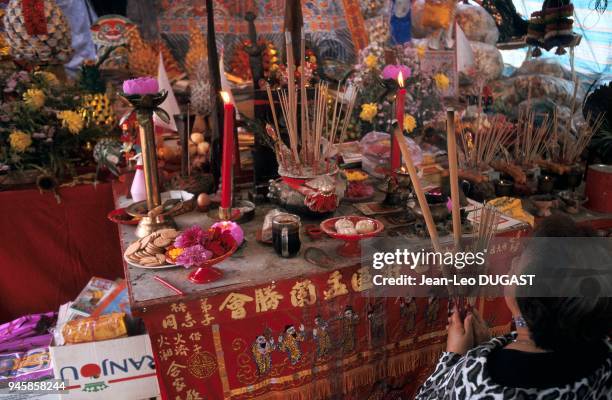 Burning incense sticks during the festival of hungry ghosts as a sign of respect for the king of Hell. Br?ler des b?tons d'encens pendant le festival...