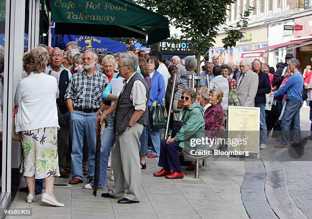 Branch Queue Bank Queue Northern Rock Photos and Premium High Res Pictures - Getty ...