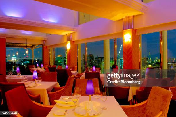 The dining room of the BLU restaurant offers a panoramic view from the 24th floor of the Shangri-La Hotel in Singapore, Tuesday, September 12, 2006....