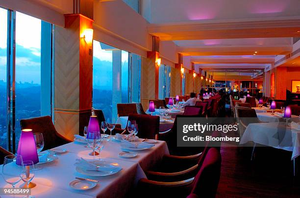 The dining room of the BLU restaurant offers a panoramic view from the 24th floor of the Shangri-La Hotel in Singapore, Tuesday, September 12, 2006....