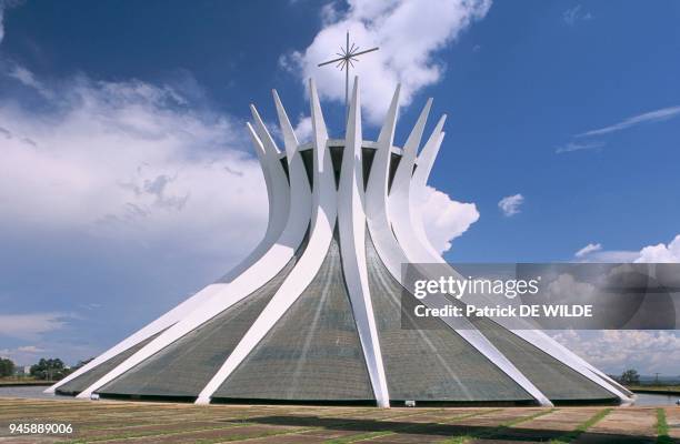 La cath?drale a ?t? con?ue par l'architecte Oscar Niemeyer et construite entre 1959 et 1970.