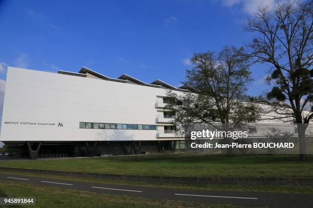 Institut d?Optique Graduate School d?Aquitaine dans ses trois dimensions : formation, recherche, innovation. Cette installation inclut la cr?ation et...