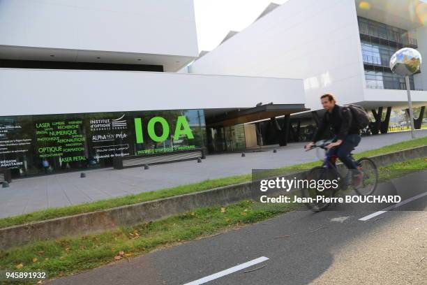 Institut d?Optique Graduate School d?Aquitaine dans ses trois dimensions : formation, recherche, innovation. Cette installation inclut la cr?ation et...