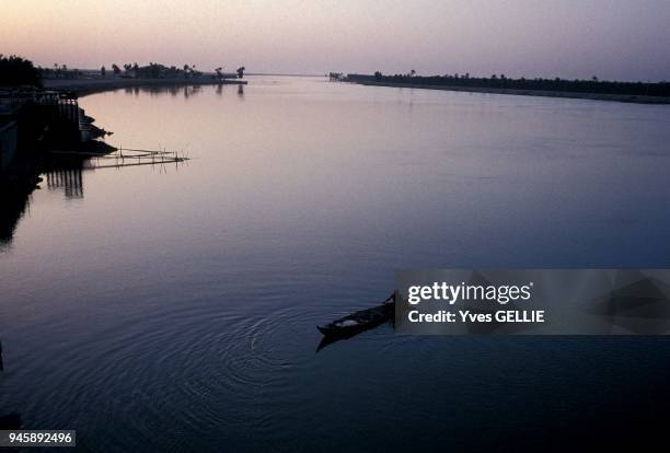 Le Chatt el-Arab, ou ?rivi?re des Arabes?, est issu de la confluence du Tigre et de l'Euphrate;Le Chatt el-Arab, ou ?rivi?re des Arabes?, est issu de...