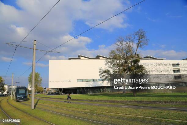 Institut d?Optique Graduate School d?Aquitaine dans ses trois dimensions : formation, recherche, innovation. Cette installation inclut la cr?ation et...