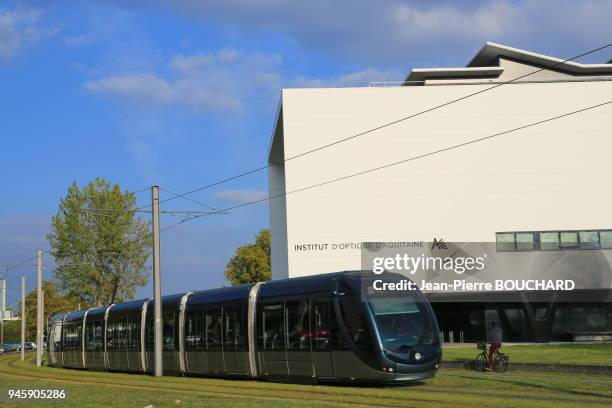 Institut d?Optique Graduate School d?Aquitaine dans ses trois dimensions : formation, recherche, innovation. Cette installation inclut la cr?ation et...