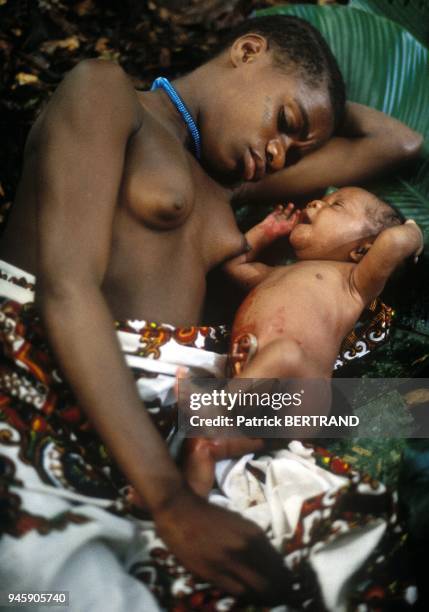 MERE ET ENFANT VENANT DE NAITRE PYGMEE, CONGO.