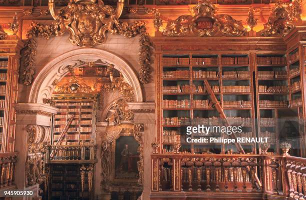 L'universit? de Coimbra est une des plus ancienne d'Europe : elle a ?t? fond?e ? la fin du XIIIe si?cle. La biblioth?que date quant ? elle du XVIIIe.