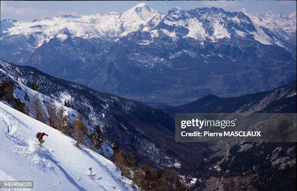 Skiing steep slopes and gullies. Ski de pente raide et de couloir.