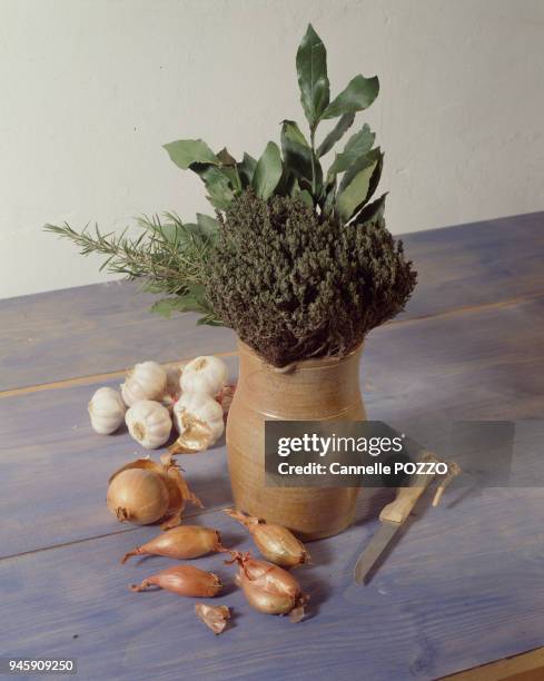 Bouquet garni avec des ?chalottes, des oignons et de l'ail.