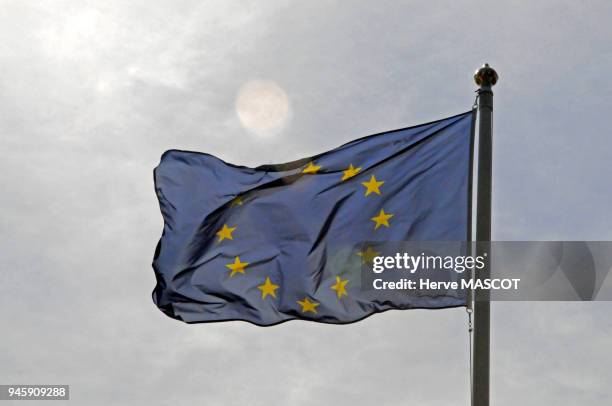 Le drapeau Europ?en vole au vent ? contre jour sur fond de ciel bleu.