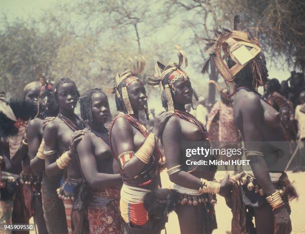 Des femmes dangaleat donnent une f?te en l'honneur des esprits margay dans le village de Korbo au Tchad vers 1950-1960. Des femmes dangaleat donnent...