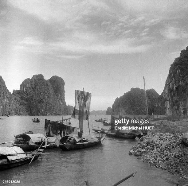 JONQUES ET SAMPANS DANS LA BAIE D'HALONG, VIETNAM.